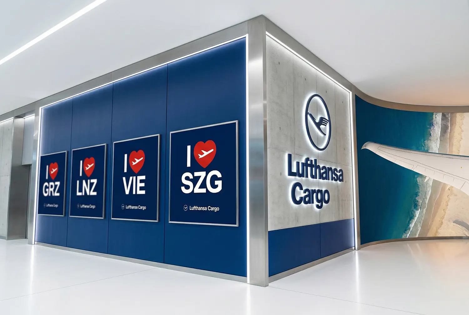 Produktion von Wallsigns und großformatigen Imagebildern für die Lufthansa Cargo AG: Werbetechnik-Umsetzung durch die Agentur infinite.