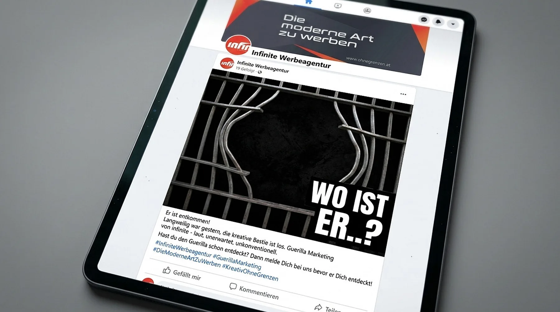 Social Media Post auf einem Tablet als Werbung für Guerilla Marketing: Ein durchbrochenes Gefängnisgitter mit dem Text Wo ist er..? als Symbol für den Ausbruch aus konventioneller Werbung.